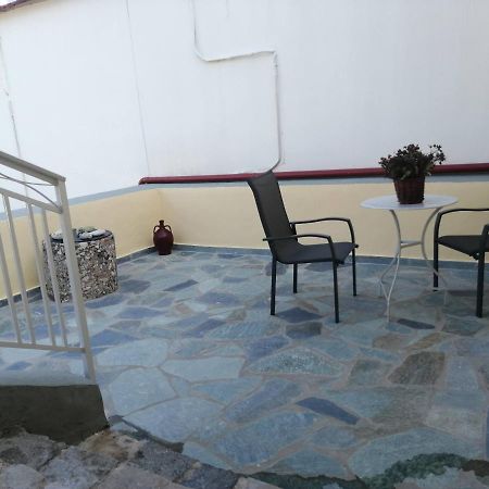 Sunny Cozy House With Grand Courtyard Apartment Leonídion Exterior photo